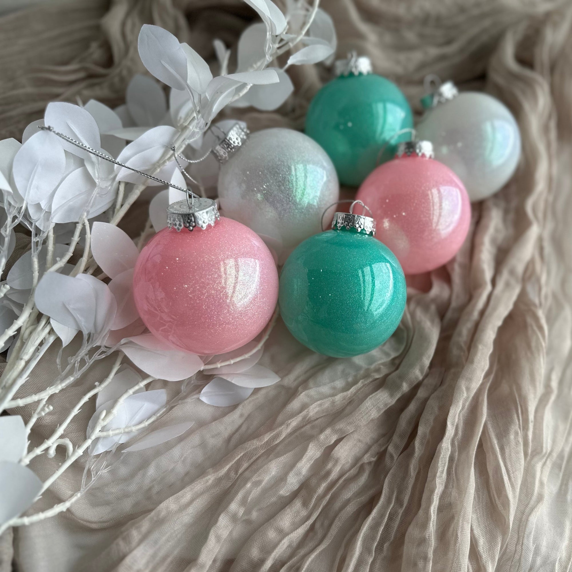 DIY: How to Make Glitter Baubles